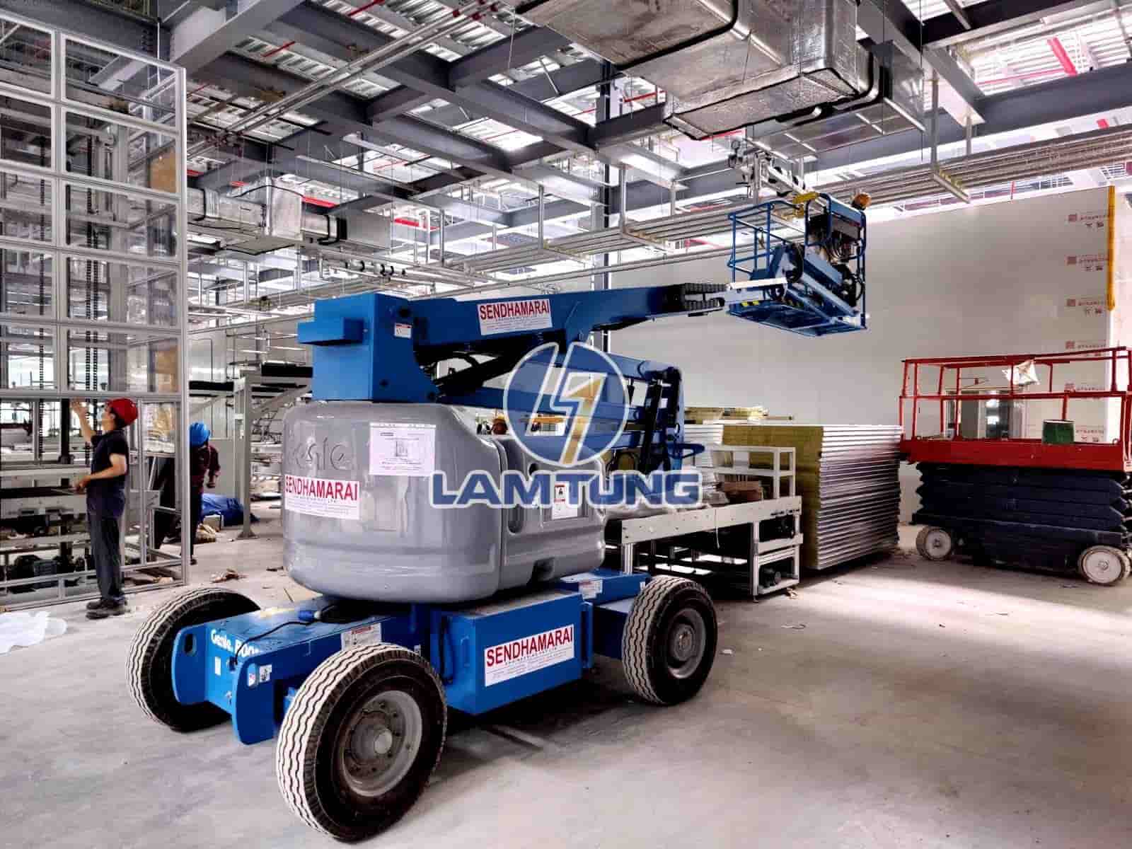 XE NANG NGUOI CAT KEO O CONG TRUONG